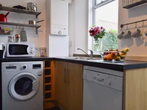 Lovely central townhouse with enclosed garden. - Image 3