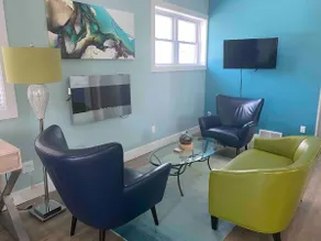 Artsy Sunny Charlevoix Condo Steps to Marina - Image 3