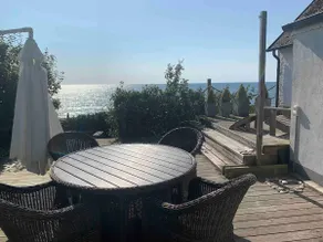 Picturesque house next to beach - Image 5