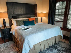 Shades of Blue | Downtown Bentonville | Sleeps 8 - Image 5