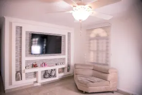 8 minutes walking distance from metro station - Image 3