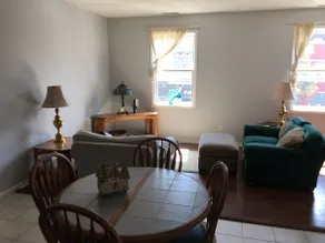 Amazing Location off Courthouse Square - Image 4