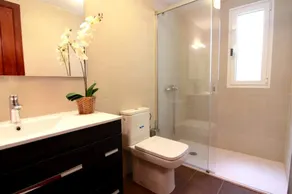 Ground floor apartment suite with private garden - Image 4