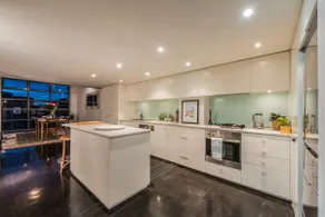 Luxury warehouse apartment close to CBD - Image 5