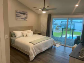 Clear Lake Retreat: Private pool, lakefront - Image 4