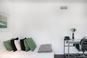 Artistic Southampton House sits on Beautiful acre - Image 3