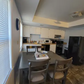 SU/Westcott location! Townhouse w/ onsite parking - Image 4