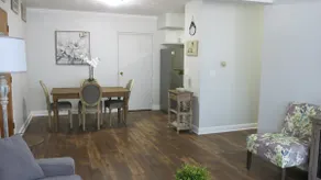 Charming 900sf, 2 bedroom, 4 miles to MSU - Image 2