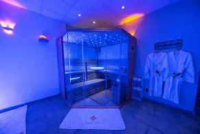 Private loft with hot tub and sauna - Image 5