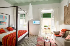 Rodrigo Triana 3. Duplex com 2 quartos, 2 casas de banho, pátio e terraço comum - Image 3
