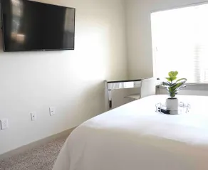 Chic & Comfortable Stay/Free WI-FI/FREE Parking - Image 2