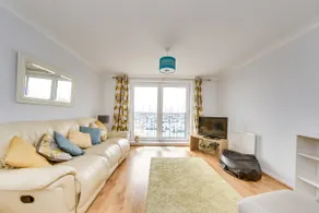 Great 2 Bed Flat-South Balcony & Harbour Views - Image 2