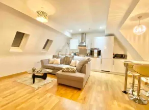 Beautiful 2 bed, spacious apartment with en-suites - Image 2