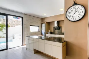 Centrally located house with a year-round heated pool - Image 5