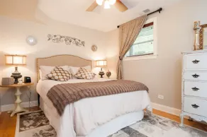 Urban Luxury 1BR/2BA Logan Square Condo w/Garage - Image 3