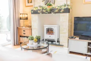 Gorgeous home, private parking and stunning views - Image 3
