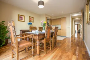 Modern and Stylish Apartment by Grand Canal - Image 3