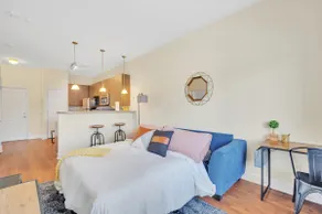 Vibrant KING Bed in A+ Location with Full Kitchen - Image 4