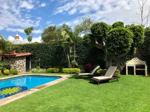 A private, one-story house with a pool and garden - Image 5