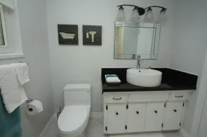 Private. Trendy Neighbourhood. Sleeps 5. - Image 2