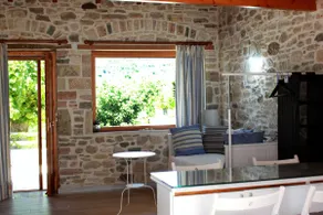 Traditional Apartment style Home in the Hills - Image 3