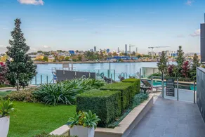 River side apartment with car park, pool and ferry - Image 2