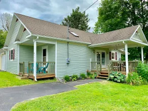 Barefoot Bungalow with shared private Lake Access - Image 2