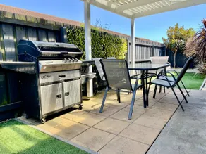 Pet Friendly 2 Bedroom Unit Near Pakington Street - Image 3