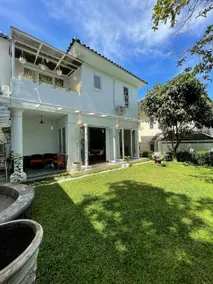 A cozy home, with a large backyard - Image 2