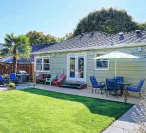 Stylish Vintage Retreat: Art+Vinyl+Fenced Yard+BBQ - Image 2