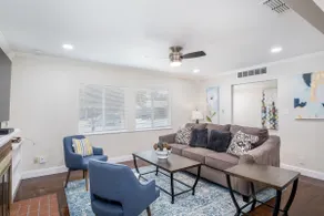Conveniently located to Airport and Downtown - Image 5