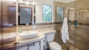 Premium Location, 4 Beds, Shops Near, Fast Wi-Fi 4 - Image 3