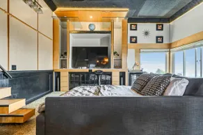 Mountain top view getaway loft - Image 2