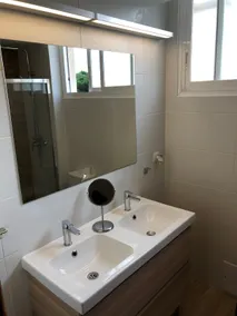 High speed wireless & aircon in great location - Image 4