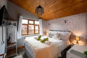 Goldcrest Cabin - 2 bed with hot tub & log burner - Image 5