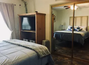 Summer rates! Peaceful, private entrance- close-in - Image 4