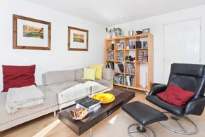 Walking distance to racecourse and city centre - Image 3