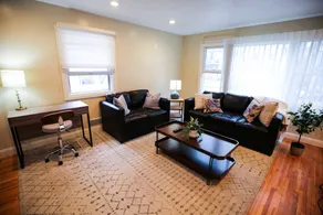 Spacious 5BR3BA home in NE Arts District - Image 3