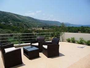 Maison de ville avec vue imprenable, à seulement 5 minutes à pied de la plage - Image 2