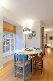 Gorgeous Grassmarket Apartment! In quiet & secure courtyard in central Old Town - Image 3