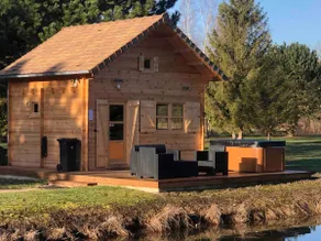 Chalet with private outdoor hot tub and pond - Image 3