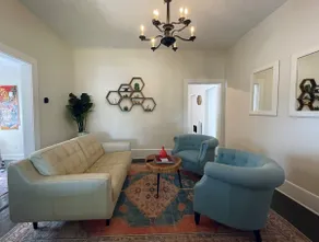 {Das Vogel Haus} Cheerful cottage getaway in Helen - Image 2