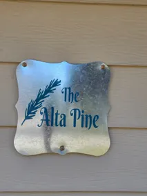 The Alta Pine- Cozy 2-bedroom duplex that sleeps 6 - Image 5