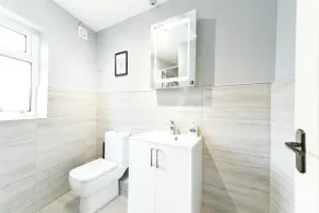 4 Bedroom, 2 bathroom house - Free Parking - Image 5