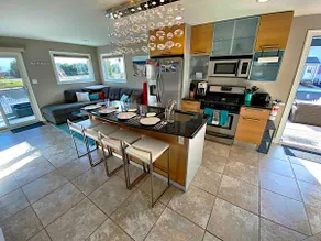 ⭐️Stone’s Throw 2 Beach & A.C.+ Patio+ 🐶 OK+Family - Image 4