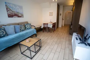Lakefront apartment with beach and pool - Image 3