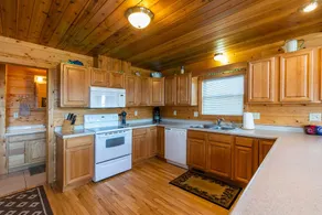 The Pines: Quiet 3BR/2BA w/ hot tub + fireplace - Image 3