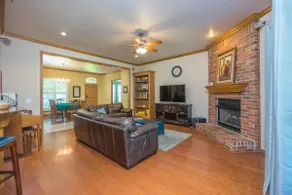 Open and bright - 4 bedrooms, 3 full bathrooms - Image 2
