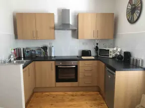 Charming 2 bedroom ground floor apartment - Image 4
