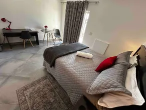 Spacious Queen Open-Plan Unit (Ground Floor) - Image 4